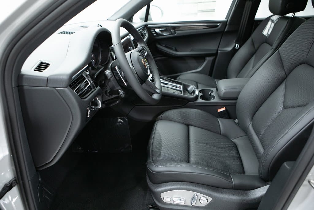 Thumbnail: 2026 Porsche Macan - 10