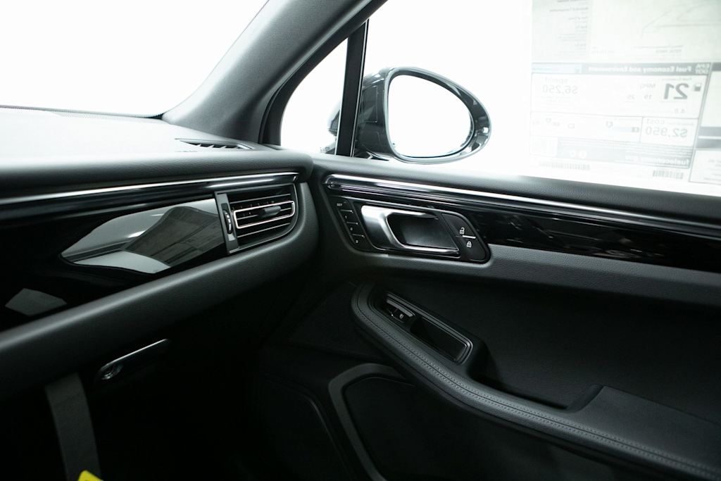 Thumbnail: 2026 Porsche Macan - 24