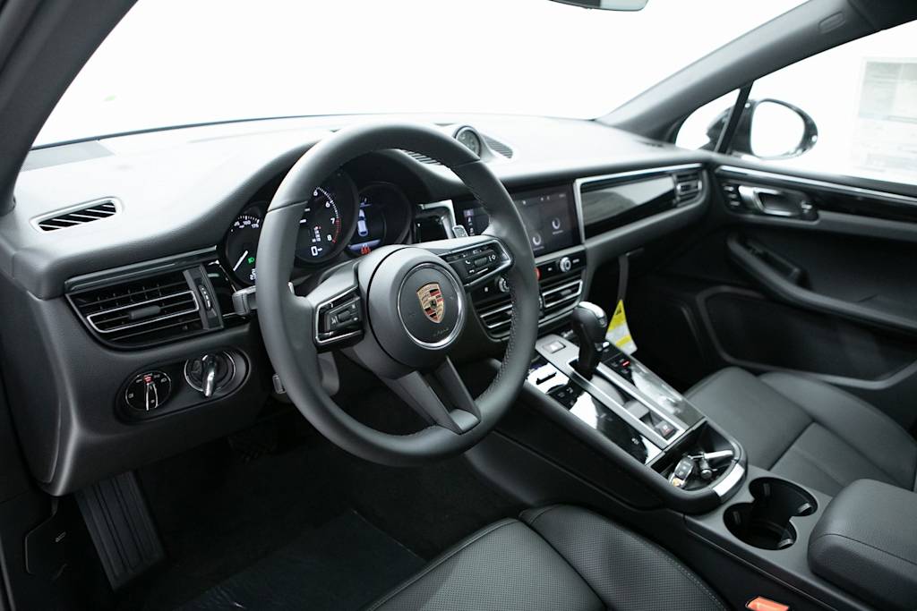 Thumbnail: 2026 Porsche Macan - 2