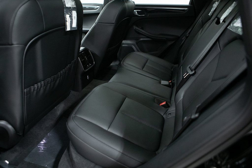 Thumbnail: 2026 Porsche Macan - 9