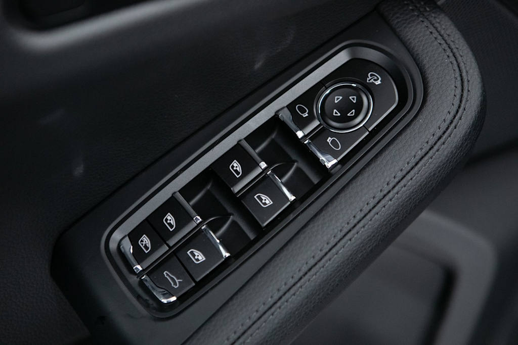 Thumbnail: 2026 Porsche Macan - 19