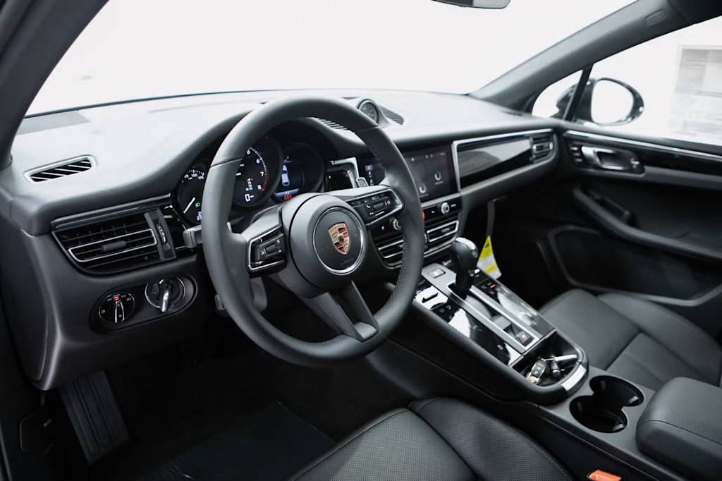 Thumbnail: 2026 Porsche Macan - 2