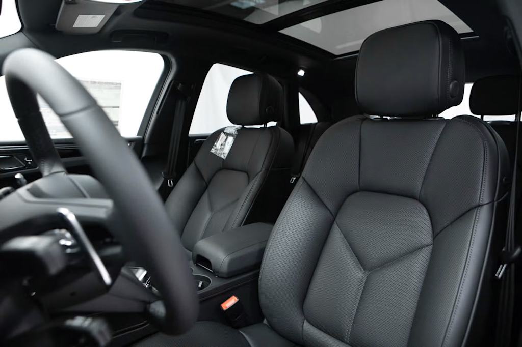 Thumbnail: 2026 Porsche Macan - 7