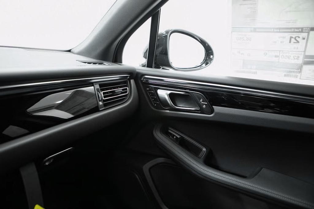 Thumbnail: 2026 Porsche Macan - 27