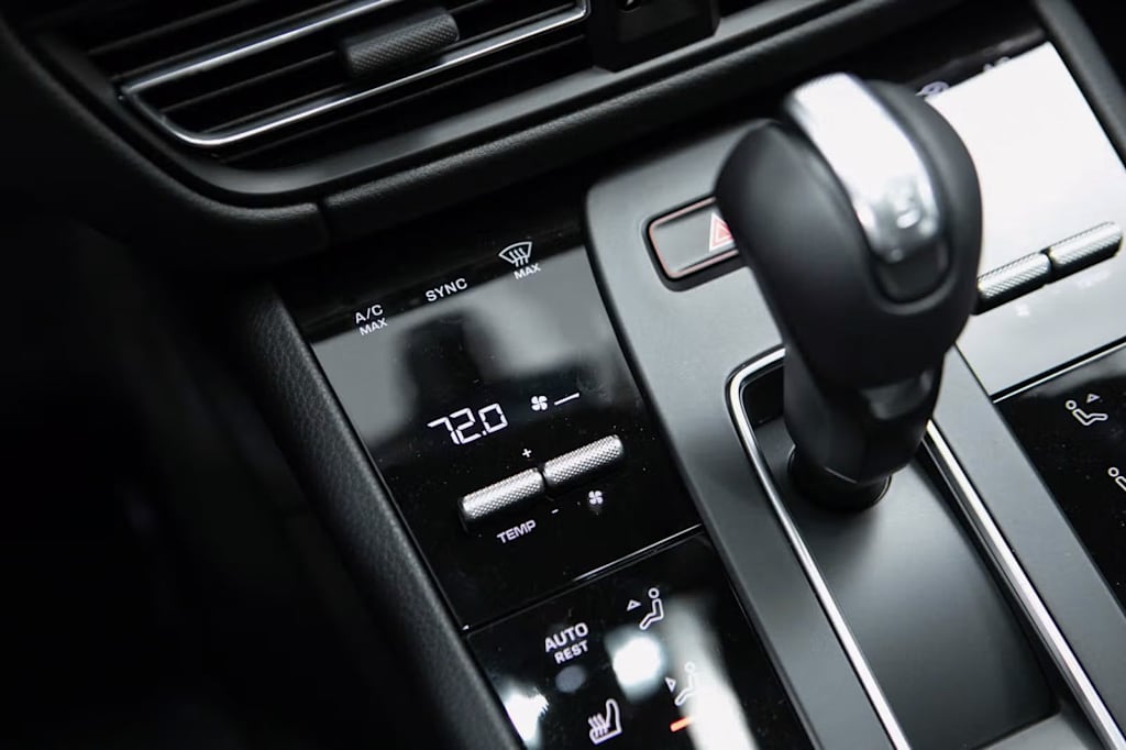 Thumbnail: 2026 Porsche Macan - 32