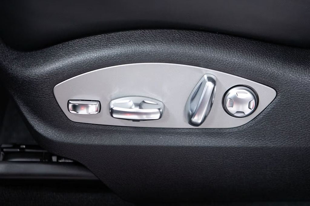 Thumbnail: 2026 Porsche Macan - 28