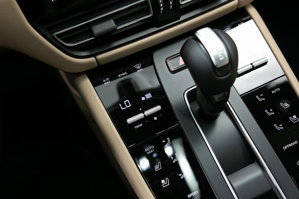 Thumbnail: 2026 Porsche Macan - 25