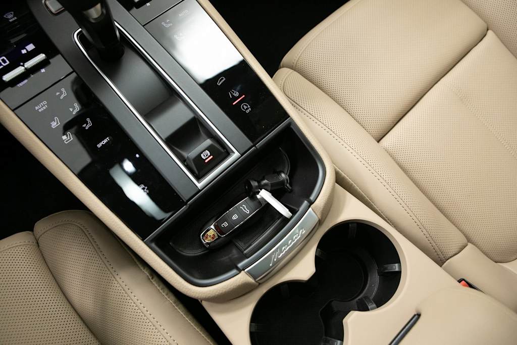 Thumbnail: 2026 Porsche Macan - 26