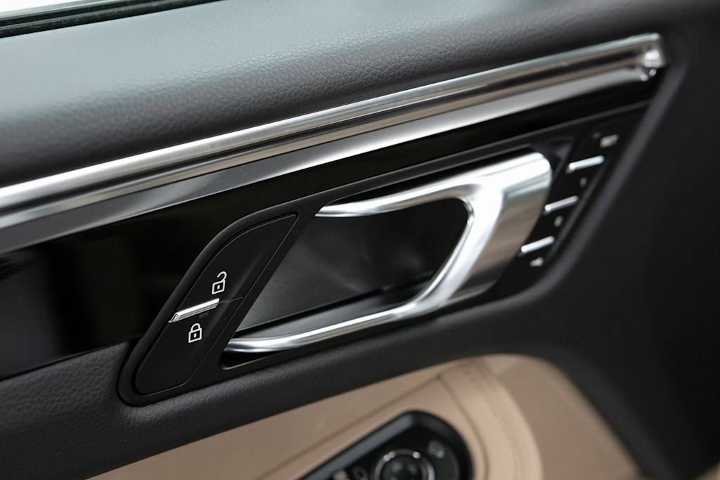 Thumbnail: 2026 Porsche Macan - 23