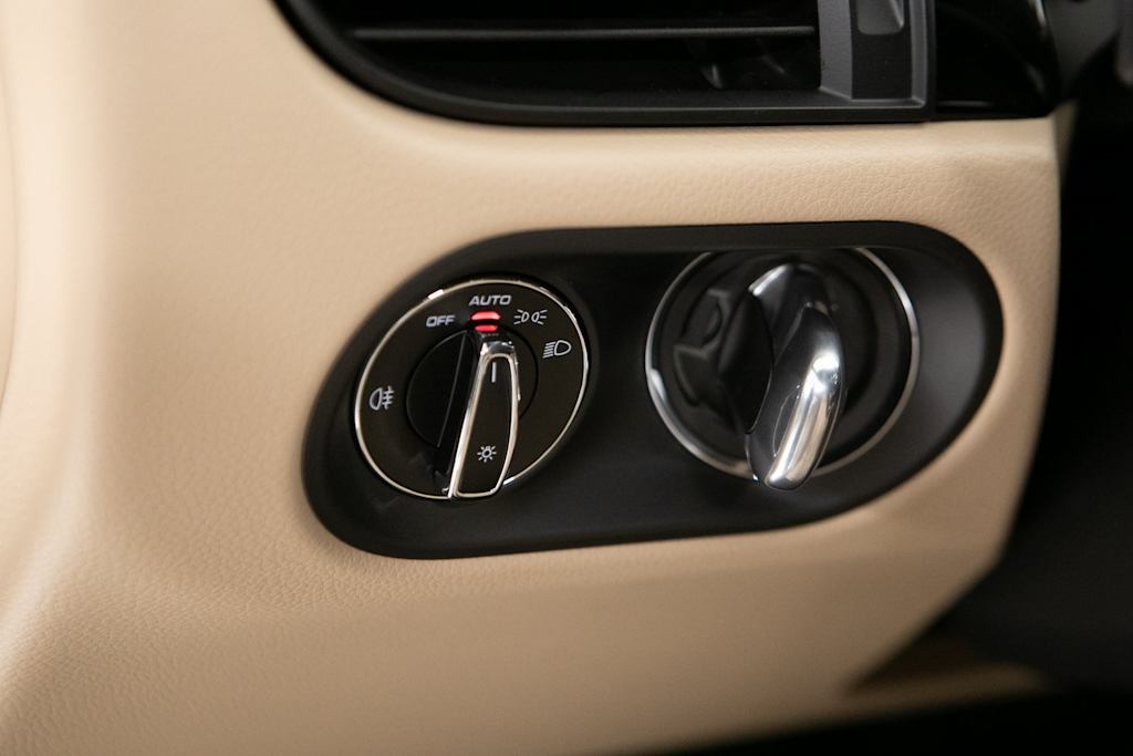 Thumbnail: 2026 Porsche Macan - 24