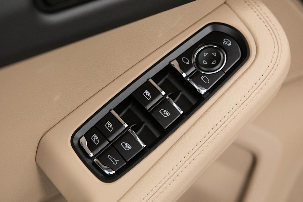 Thumbnail: 2026 Porsche Macan - 22