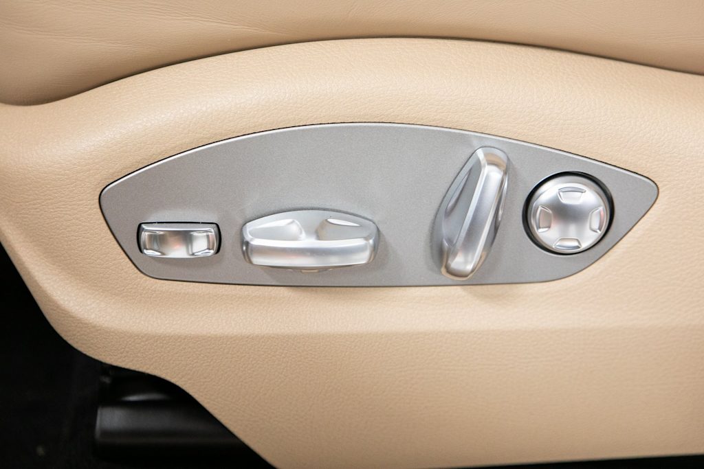 Thumbnail: 2026 Porsche Macan - 21