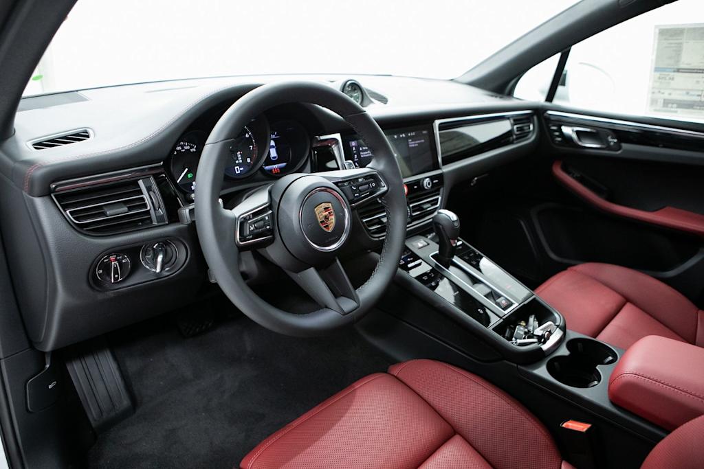 Thumbnail: 2026 Porsche Macan - 2