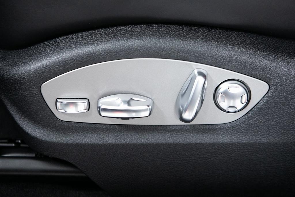 Thumbnail: 2026 Porsche Macan - 19