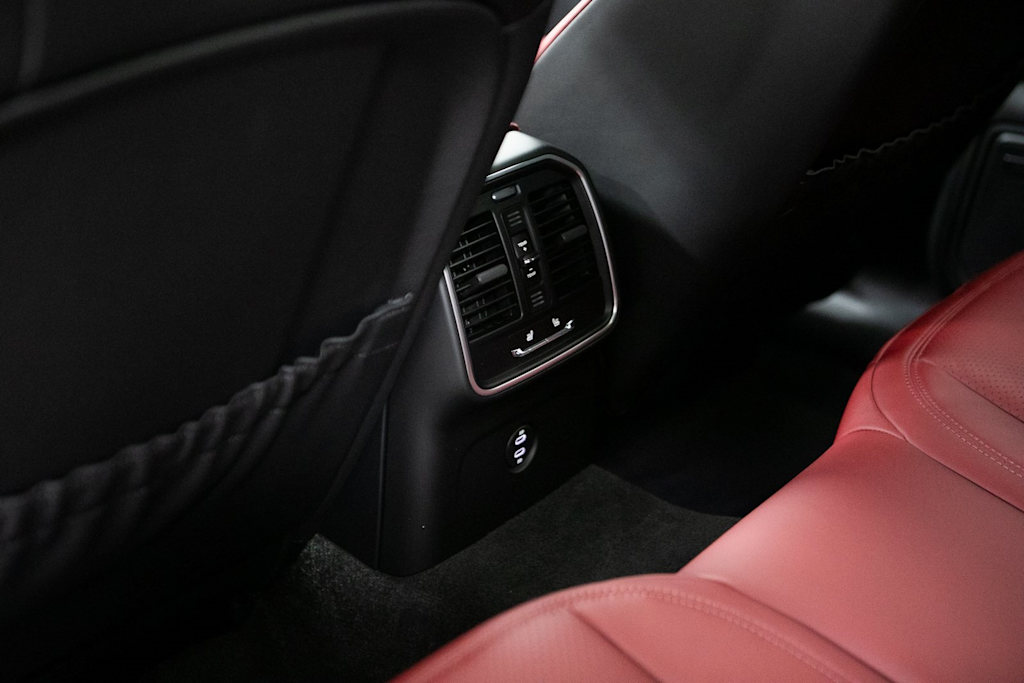 Thumbnail: 2026 Porsche Macan - 28