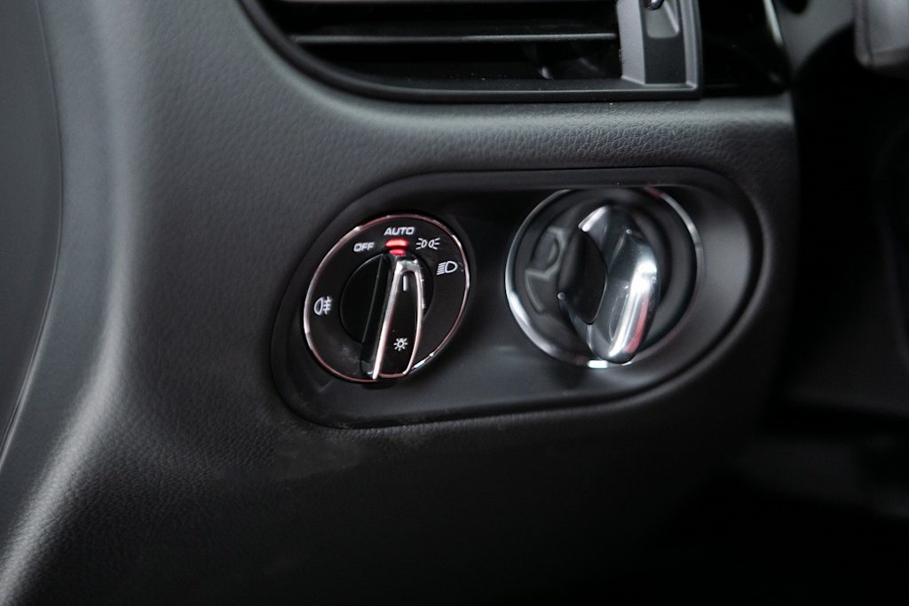 Thumbnail: 2026 Porsche Macan - 22