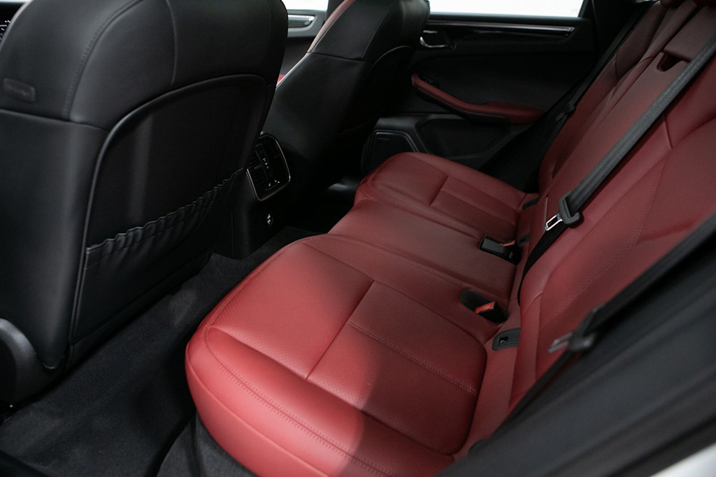 Thumbnail: 2026 Porsche Macan - 10