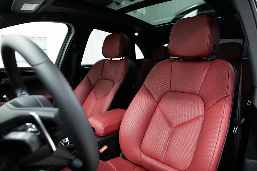 Thumbnail: 2026 Porsche Macan - 8