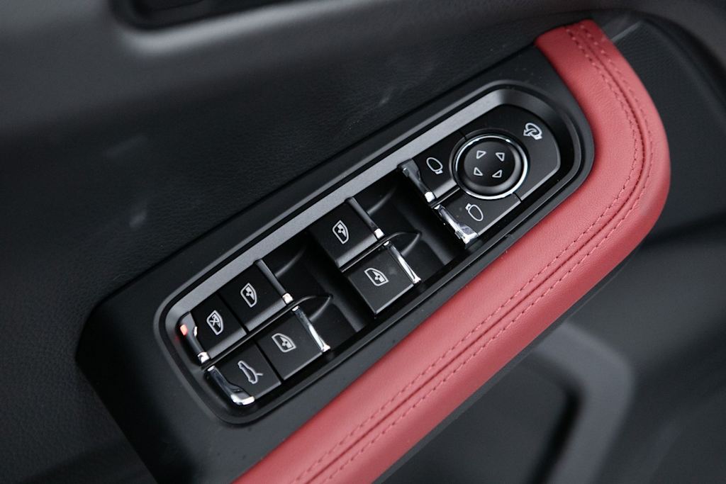 Thumbnail: 2026 Porsche Macan - 20