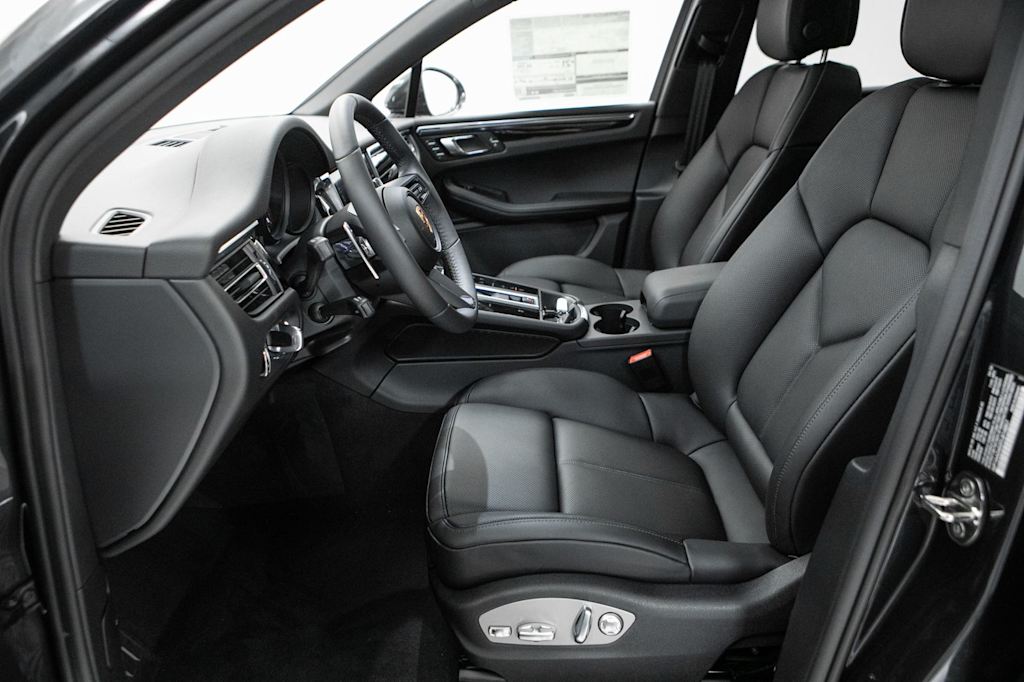 Thumbnail: 2026 Porsche Macan - 8
