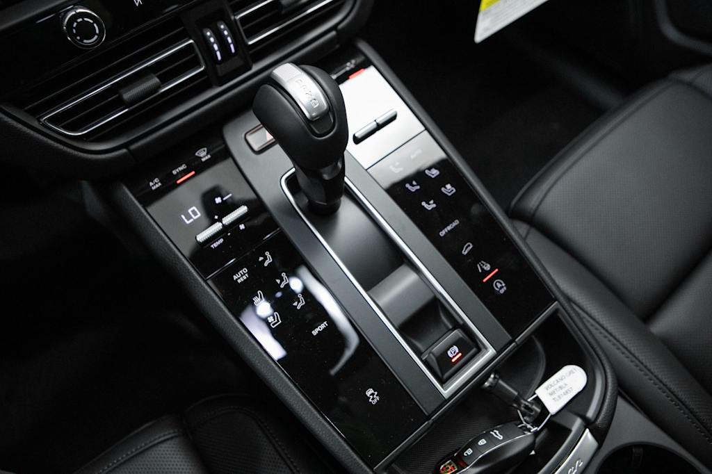 Thumbnail: 2026 Porsche Macan - 29