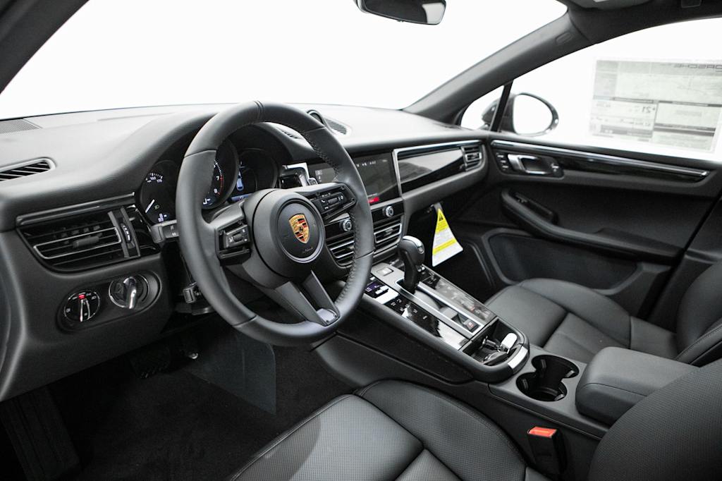 Thumbnail: 2026 Porsche Macan - 2