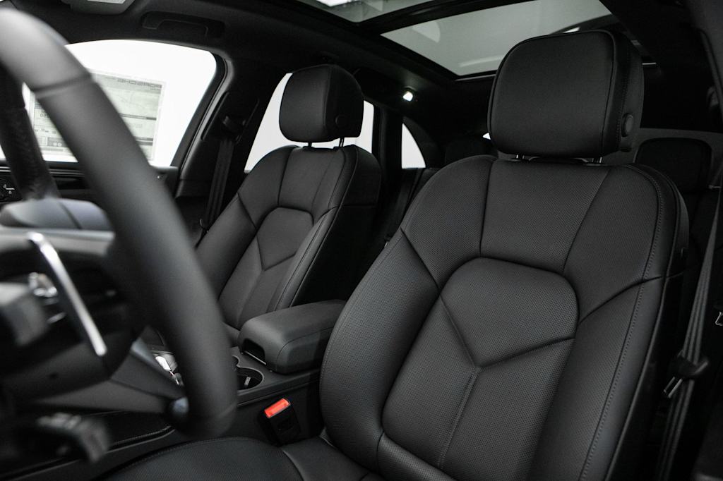 Thumbnail: 2026 Porsche Macan - 7