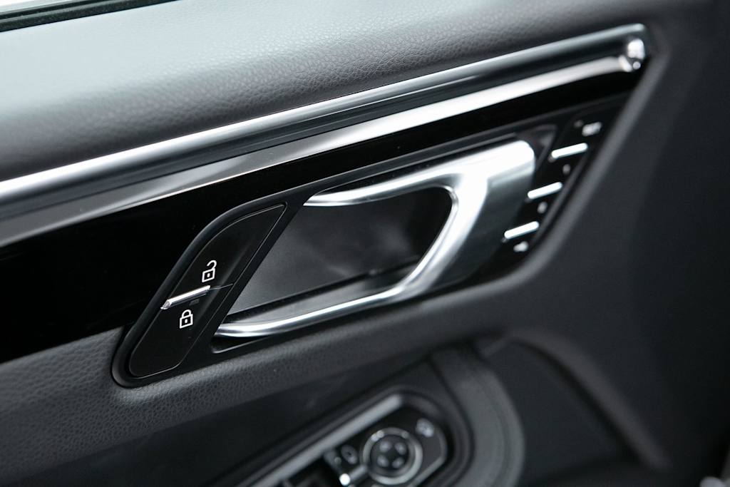 Thumbnail: 2025 Porsche Macan - 22