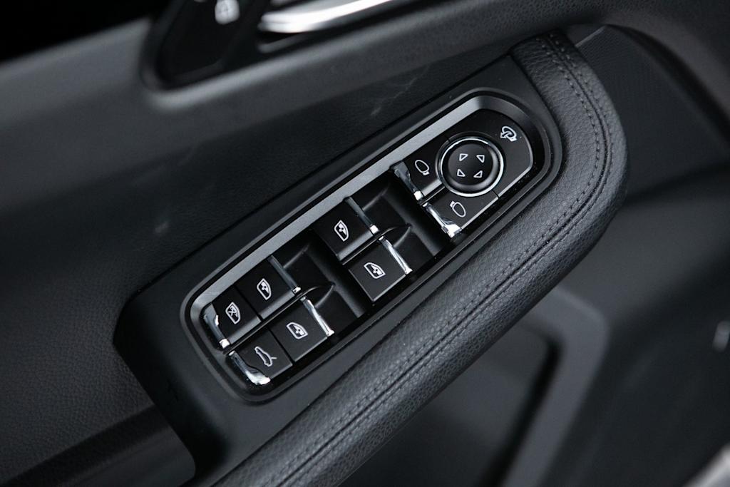 Thumbnail: 2025 Porsche Macan - 21