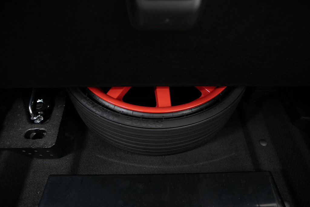 Thumbnail: 2025 Porsche Macan - 32