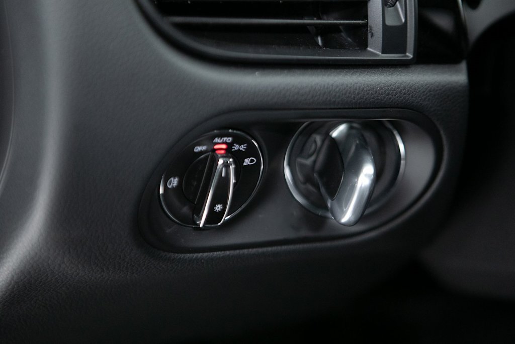 Thumbnail: 2025 Porsche Macan - 23