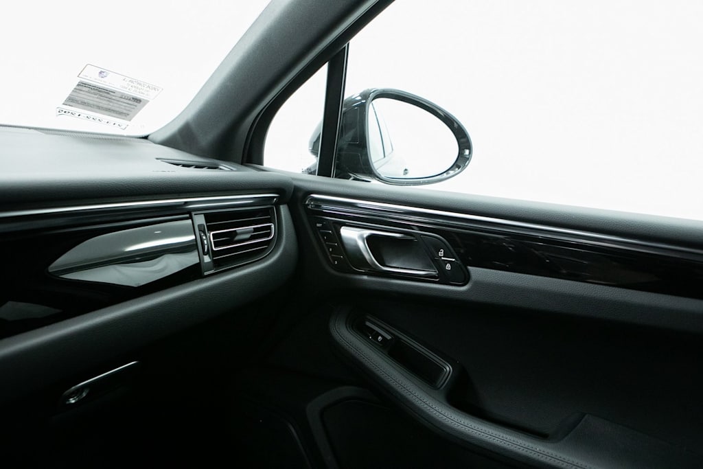 Thumbnail: 2025 Porsche Macan - 26