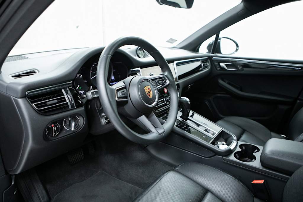 Thumbnail: 2025 Porsche Macan - 2