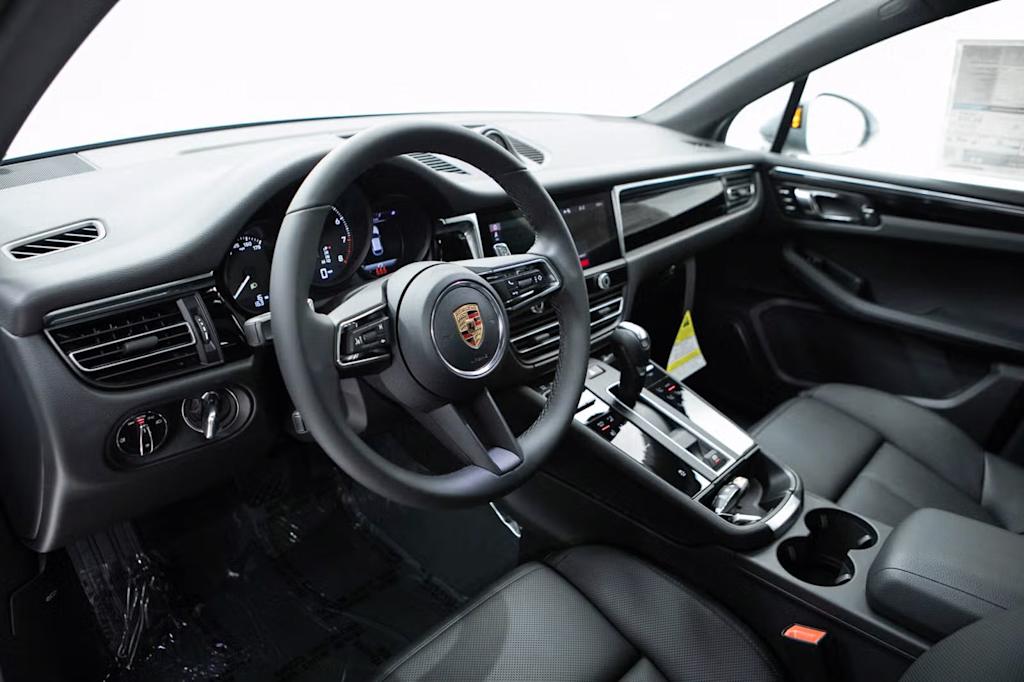 Thumbnail: 2026 Porsche Macan - 2
