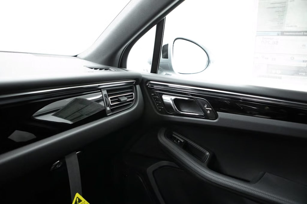 Thumbnail: 2026 Porsche Macan - 31