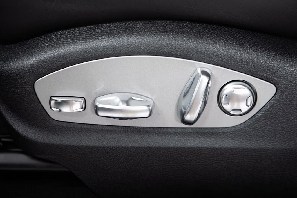 Thumbnail: 2026 Porsche Macan - 26