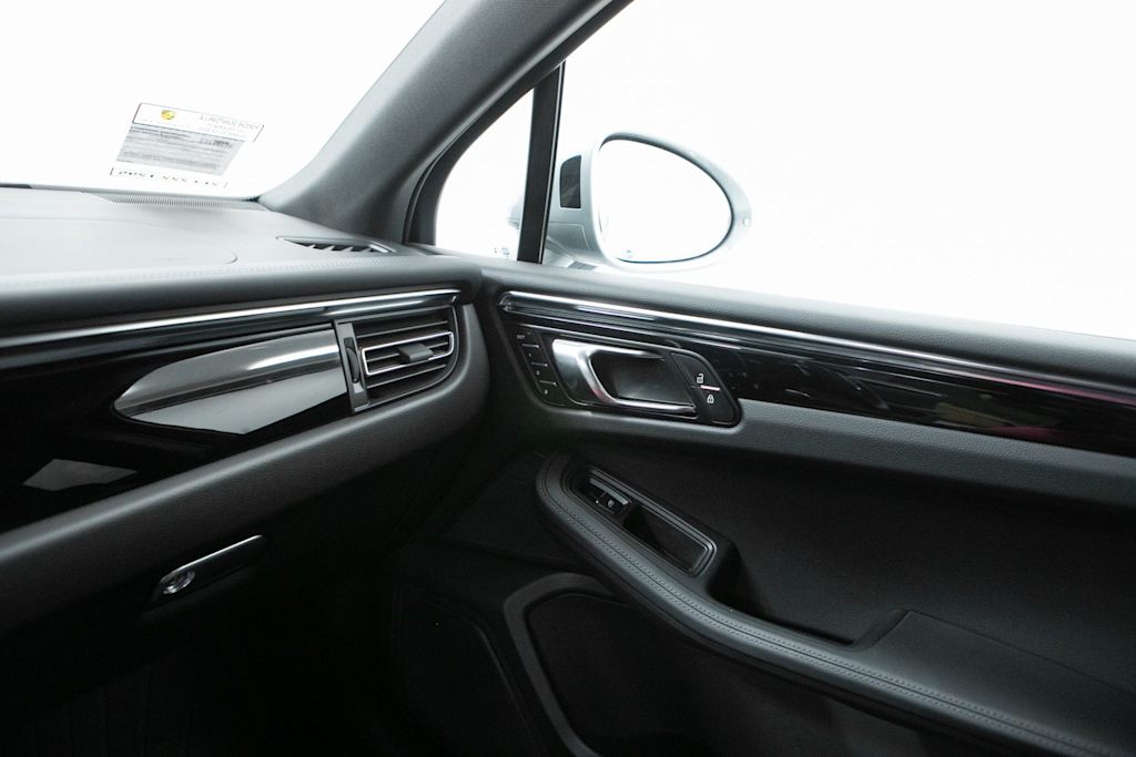 Thumbnail: 2026 Porsche Macan - 34