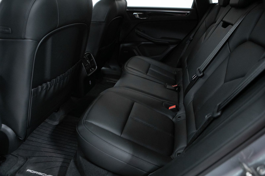 Thumbnail: 2026 Porsche Macan - 12