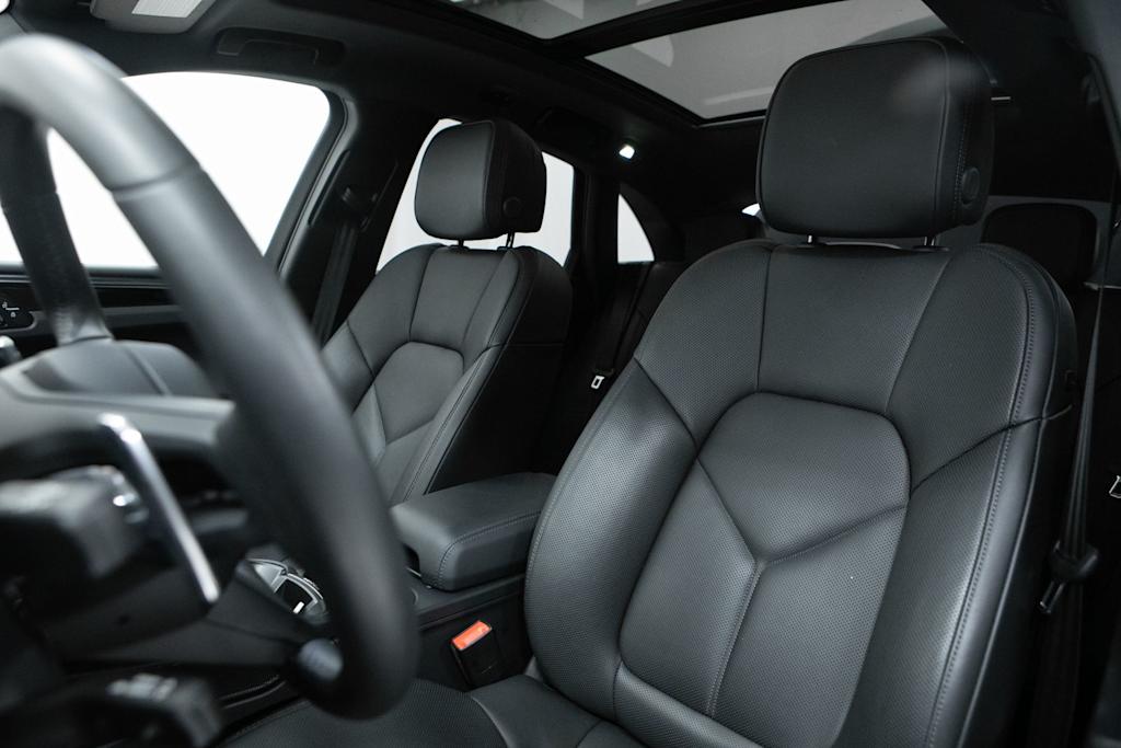 Thumbnail: 2026 Porsche Macan - 10