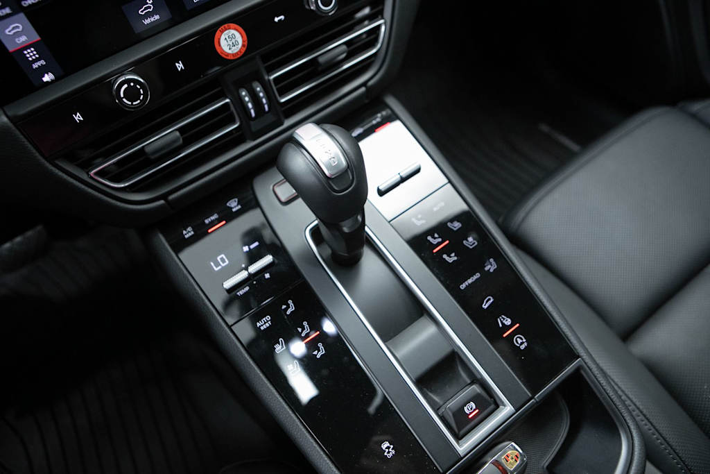 Thumbnail: 2026 Porsche Macan - 15