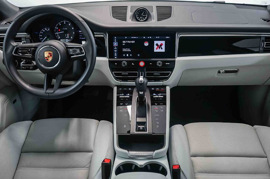 Thumbnail: 2026 Porsche Macan - 10
