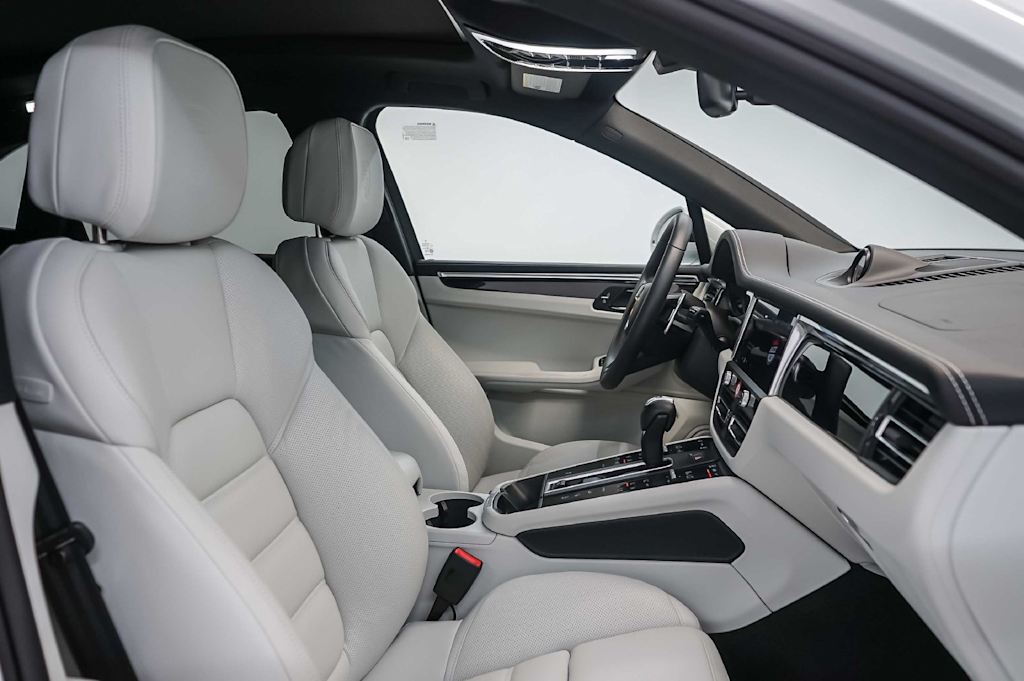 Thumbnail: 2026 Porsche Macan - 12