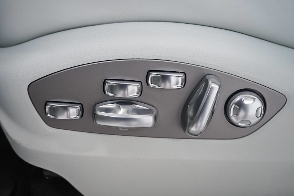 Thumbnail: 2026 Porsche Macan - 29