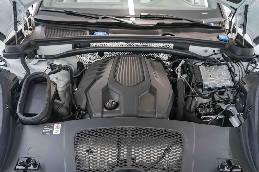 Thumbnail: 2026 Porsche Macan - 9