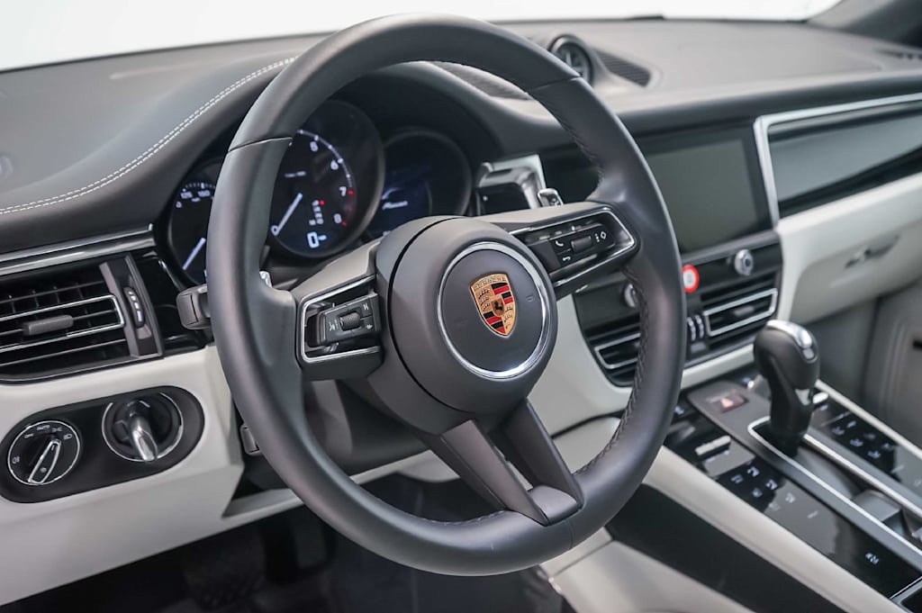 Thumbnail: 2026 Porsche Macan - 2