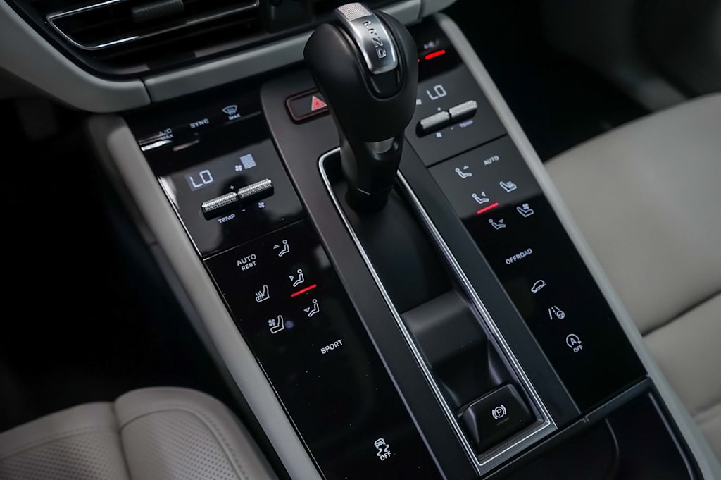 Thumbnail: 2026 Porsche Macan - 17