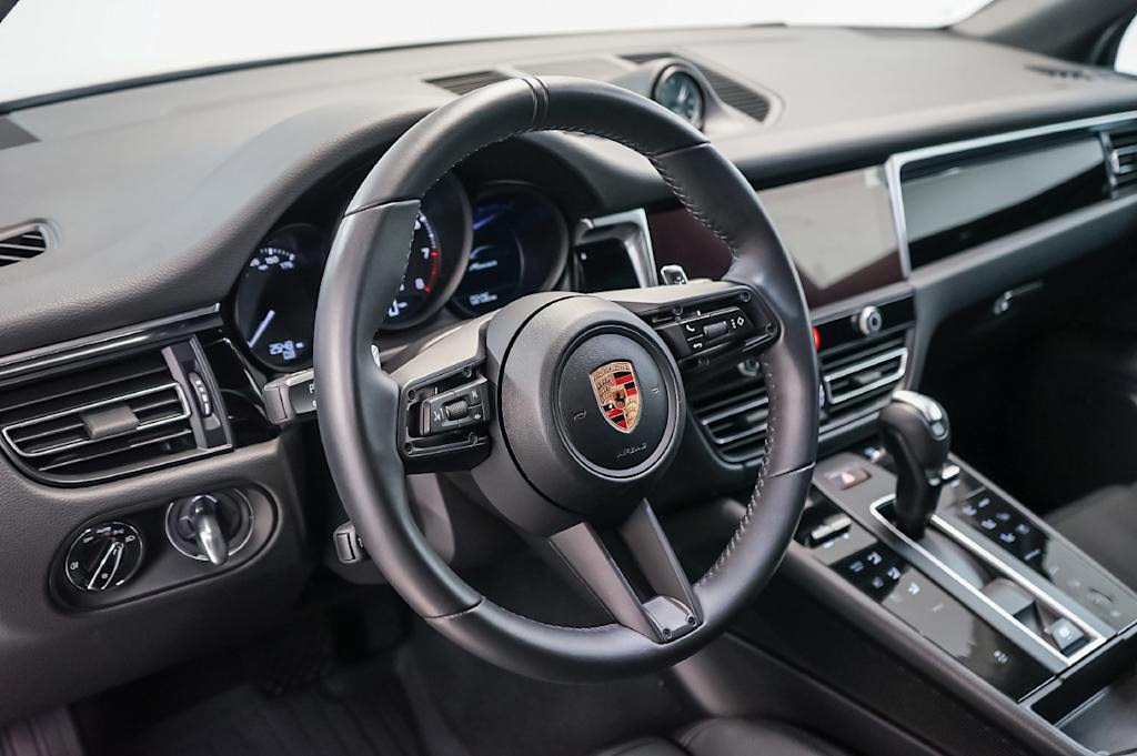 Thumbnail: 2026 Porsche Macan - 2