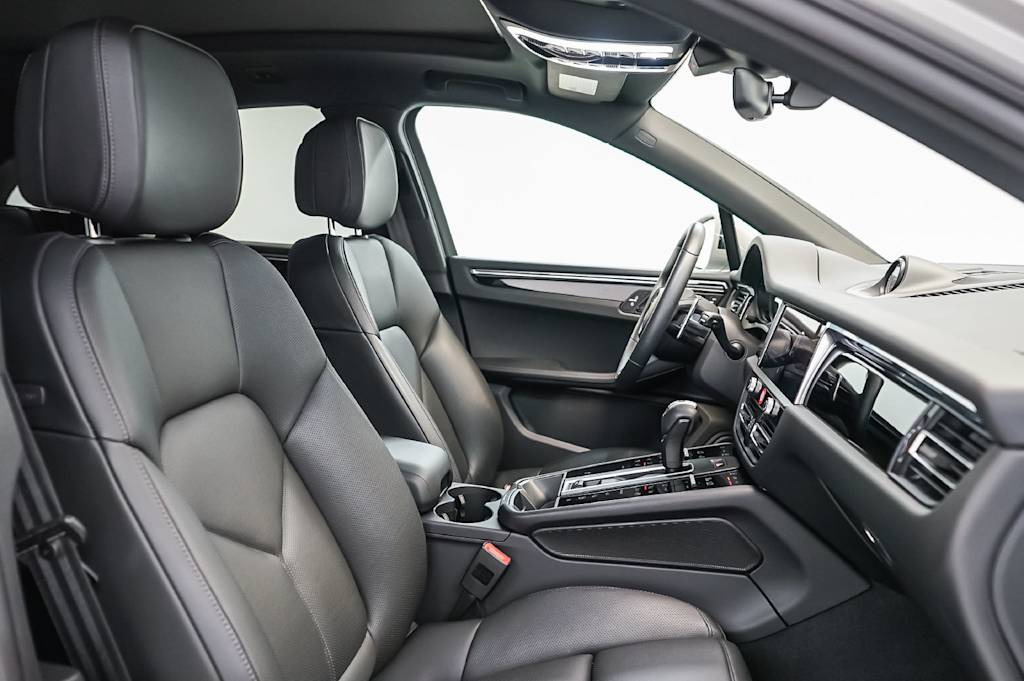 Thumbnail: 2026 Porsche Macan - 12