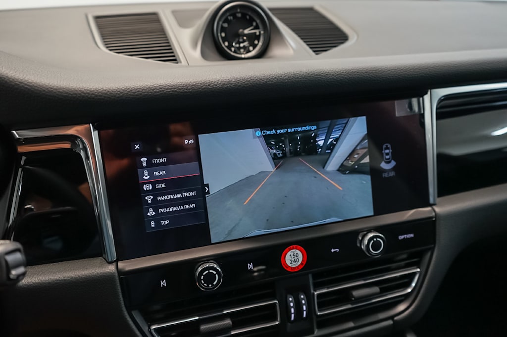 Thumbnail: 2026 Porsche Macan - 31