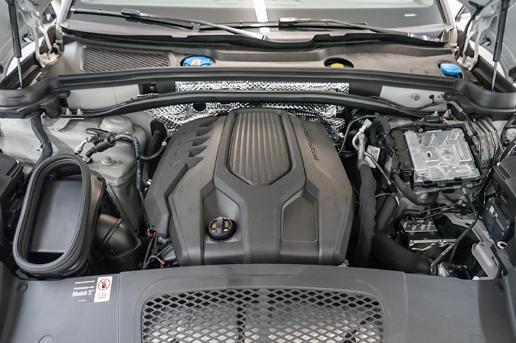 Thumbnail: 2026 Porsche Macan - 9